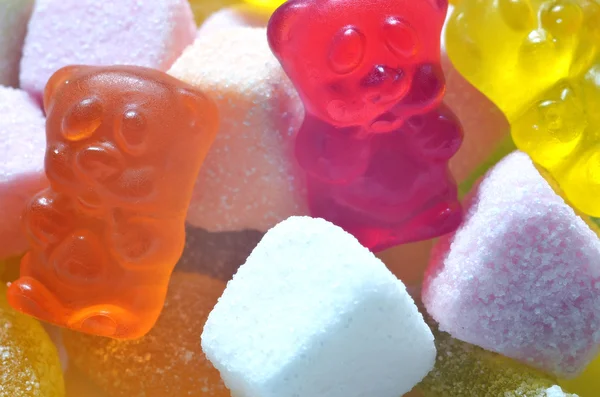 Zure gelei roze, oranje en witte snoep en gummy beren — Stockfoto