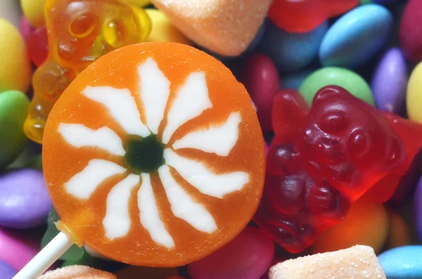 Syrlig gelé rosa, orange och vit godis på färgade smarties — Stockfoto
