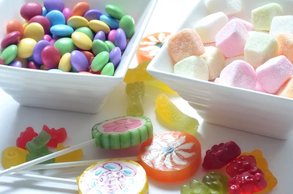 Zwei Schalen mit farbigen Smarties und sauren Bonbons — Stockfoto