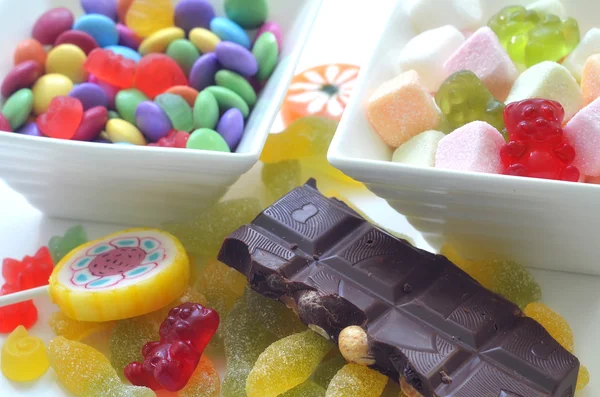 İki kase renkli smarties ve Ekşi şekerleri — Stok fotoğraf