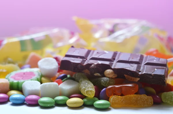 Candy, lolly, gekleurde smarties, chocolade en gummy beren achtergrond — Stockfoto