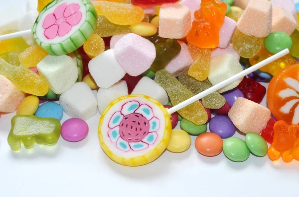 Candy, lolly, gekleurde smarties en gummy beren achtergrond — Stockfoto