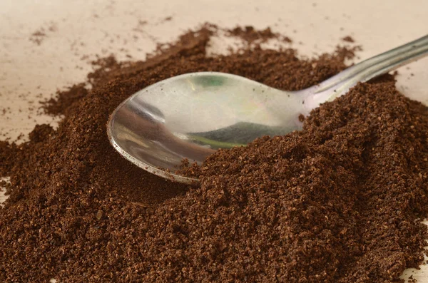 Cuchara en polvo oscuro claro de café —  Fotos de Stock