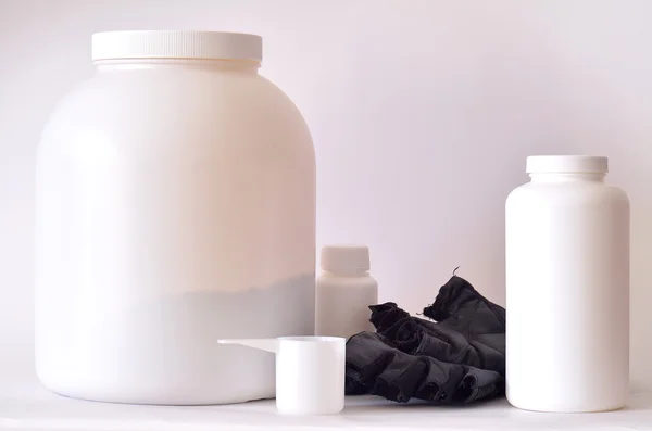 Grande barattolo di proteine in polvere, bottiglie e shaker — Foto Stock