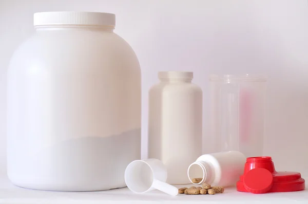 Frasco grande de proteína en polvo, botellas y agitador — Foto de Stock