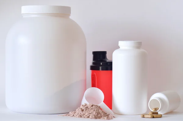 Grande barattolo di proteine in polvere, shaker, pillole e compresse — Foto Stock