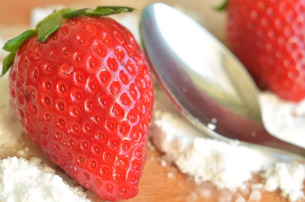 Detail van verse aardbeien, ijsvorming suiker en lepel — Stockfoto