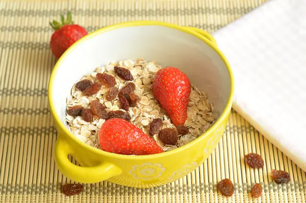 Schüssel Haferflocken mit Rosinen und Erdbeeren — Stockfoto