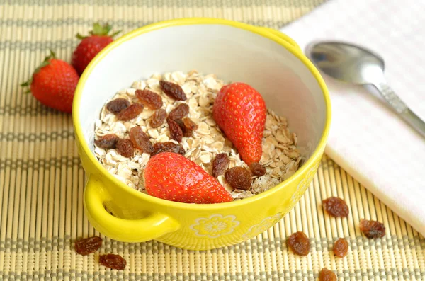 Schüssel Haferflocken mit Rosinen und Erdbeeren — Stockfoto