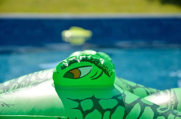 Detalle de ojo de cocodrilo inflable en la piscina —  Fotos de Stock