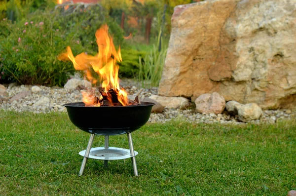 Asar salchichas sobre un fuego — Foto de Stock
