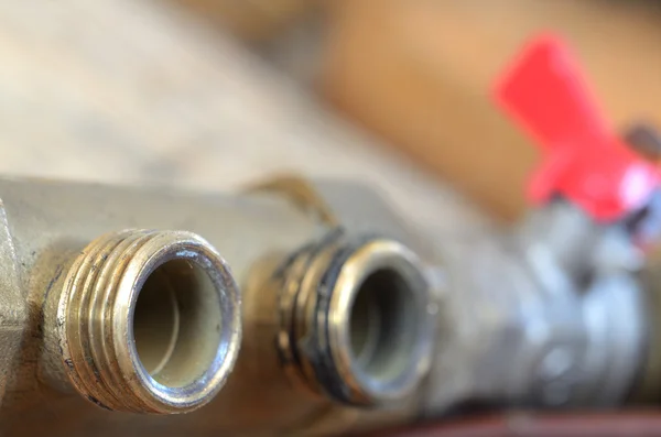 Detalhe da rosca no tubo com uma conexão de mangueira — Fotografia de Stock