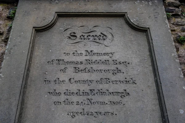 Thomas Riddell, Harry Potter 'daki Tom Riddle' ın (Voldemort) karakteri için ilham kaynağı olan Greyfriars Kirkyard 'daki mezar taşı..