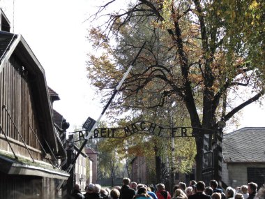 Turistlerle Auschwitz 'in giriş kapısı