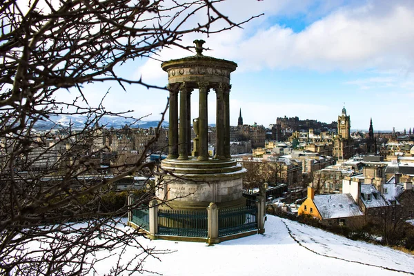 Edinburgh 'da Edinburgh Kalesi' nin arka planında Calton Tepesi 'ni kaplayan dal / dal parçaları