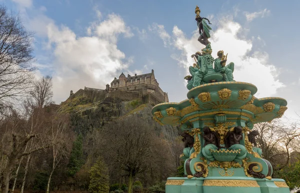 Edinburgh Şatosu ve Ross çeşmesinin Edinburgh, İskoçya 'daki Princes Street Bahçeleri manzarası