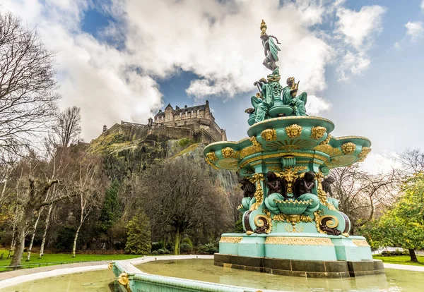 Edinburgh Kalesi 'nin arka planında Edinburgh, İskoçya' daki Princes Street Bahçeleri 'ndeki Ross Çeşmesi manzarası