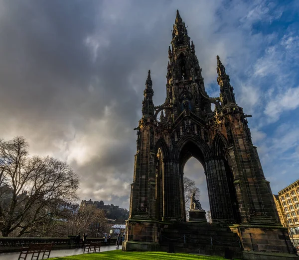 Scott Anıtı Sör Walter Scott için. Edinburgh Kalesi 'nin arka planında Edinburgh, İskoçya' daki Prenses Sokağı Bahçeleri var.