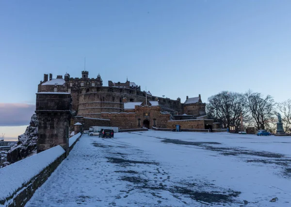 İskoçya 'nın Edinburgh kentindeki Royal Mile (eski kasaba) karla kaplı Edinburgh Kalesi manzarası