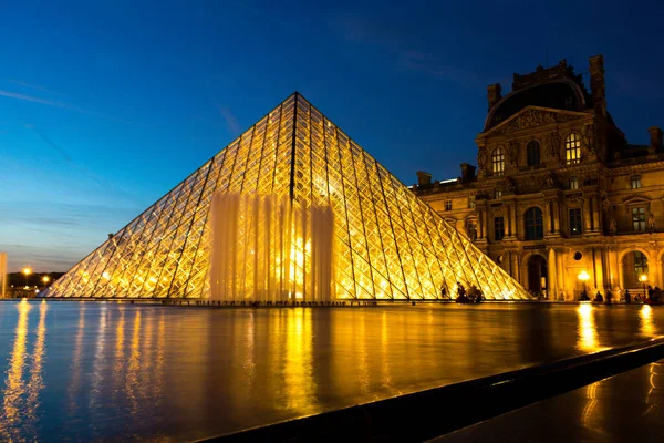 Louvre Müzesi Piramidi Paris, Fransa