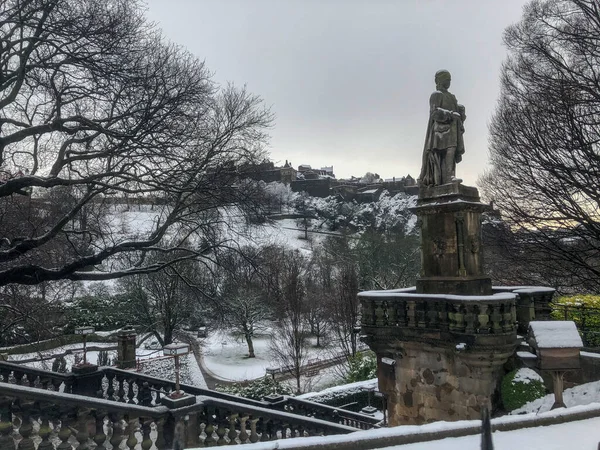 Edinburgh Kalesi, İskoçya 'nın Edinburgh şehrinde Prenses Caddesi' nden karla kaplı.