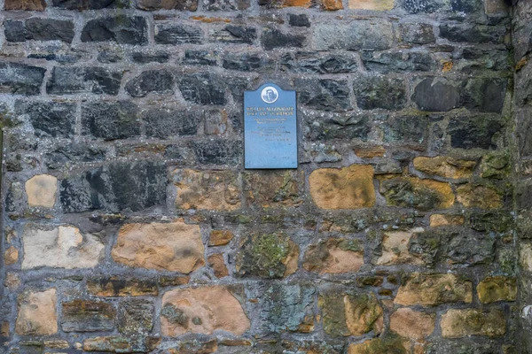 William McGonagall (şair), Harry Potter 'daki Minerva McGonagall karakterine ilham veren Greyfriars Kirkyard' daki mezar taşıydı..