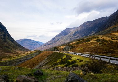 İskoçya, Glen Coe 'daki dağlarda bir yol