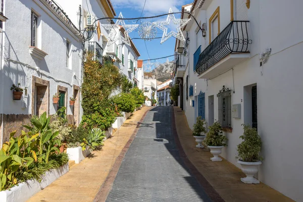 İspanya 'nın Malaga kentindeki Benalmadena Pueblo' da (Eski Köy) bir sokak.