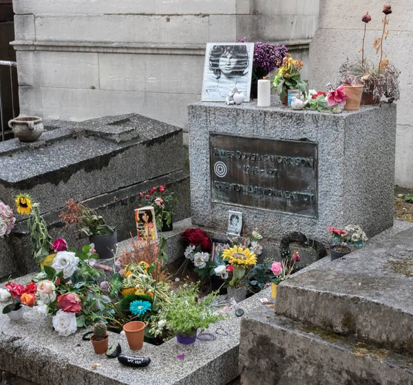 Jim Morrison 'ın Paris, Fransa' daki Pere-Lachaise mezarlığındaki mezarı. Hayranlar ve meraklı ziyaretçiler, Kapı 'nın vokalisti Jim Morrison' a saygılarını sunmaya geldiler.