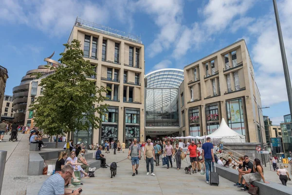 İskoçya, Edinburgh 'daki St. James Bölge Alışveriş Merkezi' nin ön girişindeki insanlar.