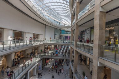 Edinburgh, İskoçya 'daki St. James Quarter Alışveriş Merkezi' nin iç manzarası