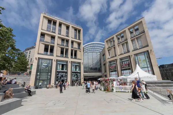 İskoçya, Edinburgh 'daki St. James Quarter Alışveriş Merkezi' nin girişi.