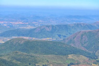 Hindistan 'ın batısındaki sıradağların üzerinde güzel bir gün doğumu.