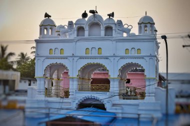 Turistler ünlü 7. yüzyıl güneş tapınağını ziyaret ediyorlar, Arasavalli, Srikakulam