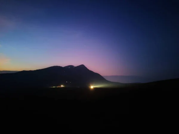 Rayons Lumineux Dorés Des Nuages Qui Descendent Vers Les Montagnes — Photo