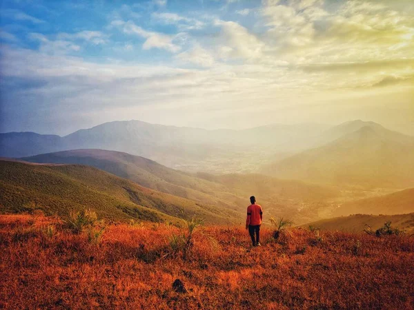 Молодой Человек Стоит Вершине Скалы Летних Горах Закате Наслаждается Видом — стоковое фото