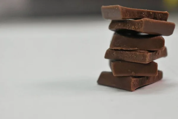 Hromada Čokoládových Tyčinek Zabalených Jako Dárek Černém Pozadí Kopírovat Prostor — Stock fotografie