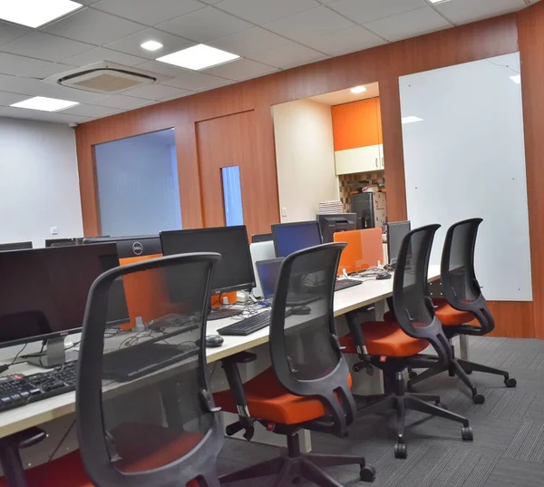 带有明亮橙色家具的现代办公空间 — 图库照片