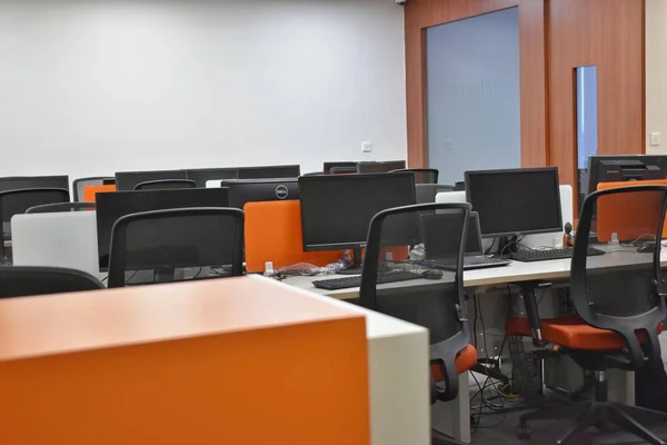 Futuristico Arancio Bianco Coworking Office Interno Con Attrezzature Computer Desktop — Foto Stock