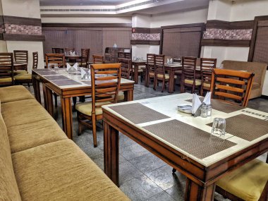 Restoranın içi ahşap, fotokopi odası. Rahat modern yemek yeri, çağdaş tasarım arka planı