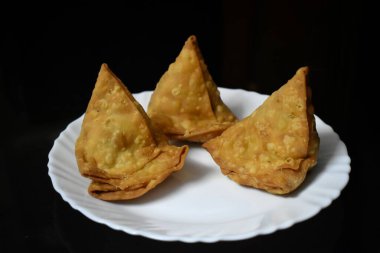 Vejetaryen samsa ya da samosas. Hint özel geleneksel sokak yemekleri Punjabi samosa veya Coxinha, Croquete ve diğer kızarmış Brezilya çerezleri..