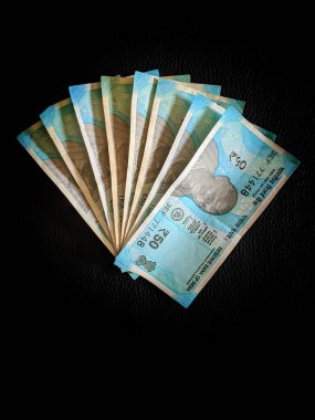 Hyderabad India - 10 Mart 2021: Yeni Hindistan Para Birimi veya 50 rs siyah arkaplan, seçici odak