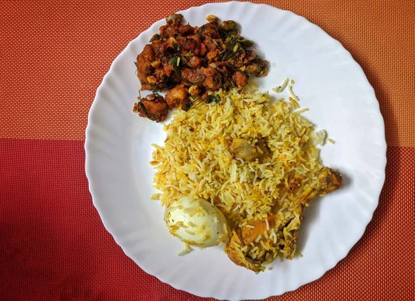 Chiken Biryani Egg Traditional Vegetables Sauce Rice Cafe Indian Cuisine — Stock Photo, Image