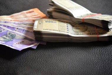 Erkek el ele tutuşan bir yığın Hint Rupisi. Yeni Hindistan para birimi ile nakit işlem.