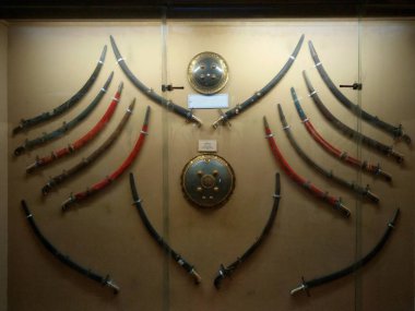 Hyderabad, Hindistan - Mayıs 05, 2021: Ortaçağ silah koleksiyonu. Antik silahlar, savaş ve habercilik kavramı. Mızraklar ve savaş baltaları. Dünya silahları, Hint kralları kılıç kullanırdı..