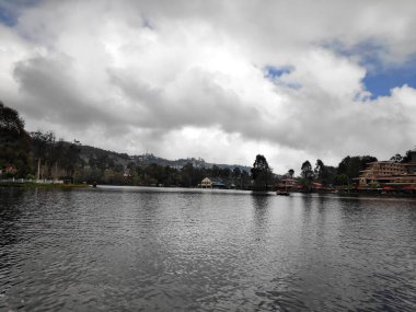 Hyderabad, Hindistan - 05 Mayıs 2021: Kodaikanal Tamilnadu Hindistan 'da Güzel Göl Manzarası, Turizm ve Seyahat konsepti