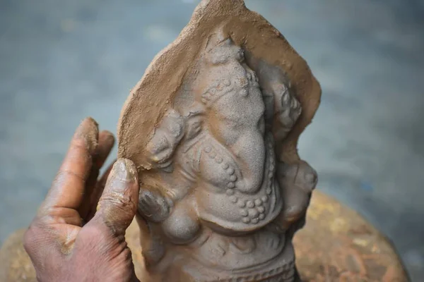 Kobiece Dłonie Ofiarowują Kwiaty Lordowi Ganesha Domu Wybiórczym Naciskiem Ganesha — Zdjęcie stockowe