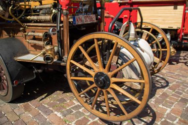 Neckargemuend, Almanya: 16 Temmuz 2018: Güney Almanya 'da küçük bir kasaba olan Neckargemuend' de eski, tarihi itfaiye araçlarının sergilenmesi.