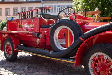 Neckargemuend, Almanya: 16 Temmuz 2018: Güney Almanya 'da küçük bir kasaba olan Neckargemuend' de eski, tarihi itfaiye araçlarının sergilenmesi.