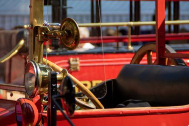 Neckargemuend, Almanya: 16 Temmuz 2018: Güney Almanya 'da küçük bir kasaba olan Neckargemuend' de eski, tarihi itfaiye araçlarının sergilenmesi.